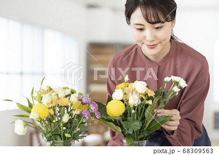花を生ける若い女性 68309563