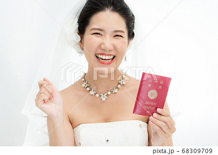 ウェディングドレスの女性 68309709