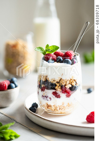 Glass of parfait made of granola, berries and yogurt. 68309718