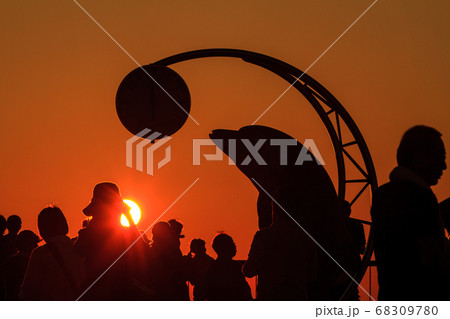 夕日眺める観光地 68309780