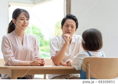 リビングで家族会議をする親子 リビングで家族会議をする親子 68309851