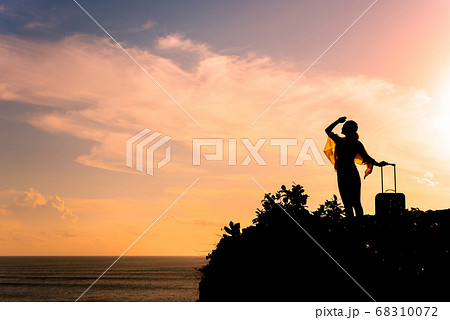 旅する女性 旅する女性 68310072