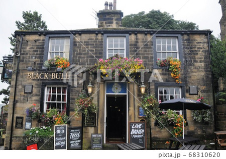 イギリス、ハワース、ブロンテ一家ゆかりのパブ「ブラック・ブル」 68310620