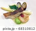 フレンチのコース料理メイン、白身魚とホタテとアサリと野菜 68310812