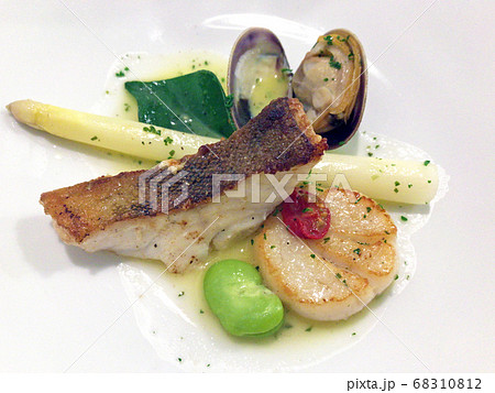フレンチのコース料理メイン 白身魚とホタテとアサリと野菜の写真素材