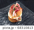 生ハム、オレンジ、マッシュポテト、パンの前菜 68310813