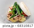 たっぷり野菜と鶏肉のライスバーガー 68310817