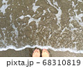 夏の海の砂浜にて、波と素足 68310819