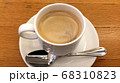 カフェでコーヒーを飲む 68310823