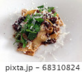 イタリアンレストランのコース料理、牛肉のパスタ 68310824