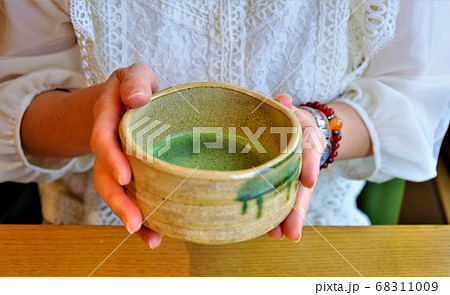 抹茶を飲む女性 抹茶を飲む女性 68311009