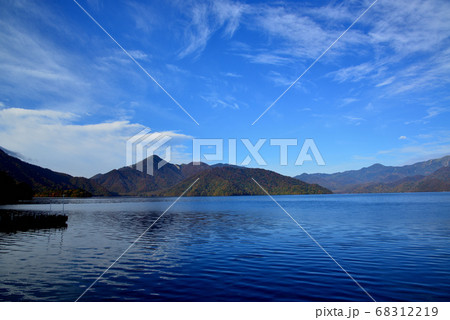 秋の中禅寺湖　湖畔の紅葉 68312219