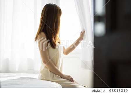 Young woman relaxing to wake up 68313010