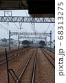 電車の窓越し 68313275