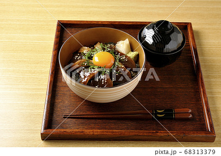 刻んだ海苔や大葉、ガリやワサビそして卵黄が中央に乗った鰹の漬け丼とお吸い物 刻んだ海苔や大葉、ガリやワサビそして卵黄が中央に乗った鰹の漬け丼とお吸い物 68313379