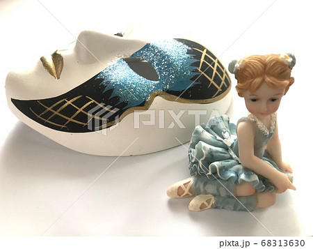 仮面とバレリーナ人形 白背景 の写真素材