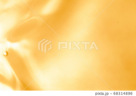 水のテクスチャ。金色・ゴールド。美容・化粧品・ビューティー・スキンケアなどのイメージ。 水のテクスチャ。金色・ゴールド。美容・化粧品・ビューティー・スキンケアなどのイメージ。 68314896