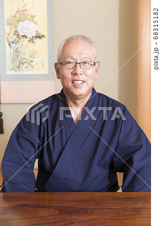 笑顔のシニア男性 68315182