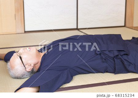 和室で寝転がるシニア男性 68315234