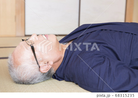 和室で寝転がるシニア男性 和室で寝転がるシニア男性 68315235