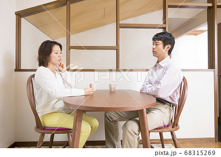 喧嘩する夫婦 喧嘩する夫婦 68315269