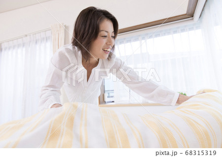 布団を整える女性 布団を整える女性 68315319