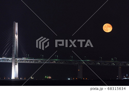 横浜港を昇る赤い月 横浜港を昇る赤い月 68315634