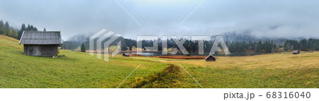 Alpine autumn lake Geroldee or Wagenbruchsee, 68316040