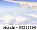 旅行前の興奮を抑えている機内 68316596