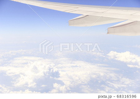 旅行前の興奮を抑えている機内 68316596