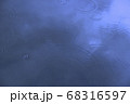 水たまりに雨粒が跳ねる音 68316597