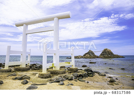 福岡県 糸島市 二見ヶ浦の白い鳥居と夫婦岩の写真素材