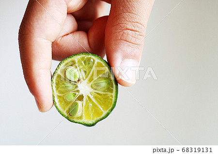 シークヮーサーを絞る 68319131