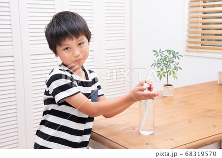 手を消毒する小学生の男の子 手を消毒する小学生の男の子 68319570