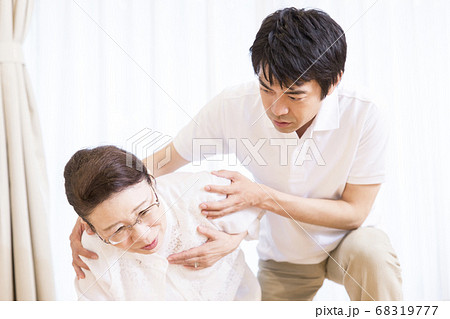シニア女性を介護する介護福祉士 68319777
