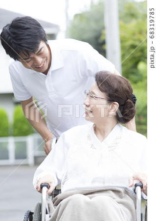 散歩する介護士とシニア女性 68319785