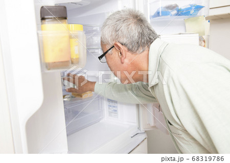 冷蔵庫を開けるシニア男性 68319786