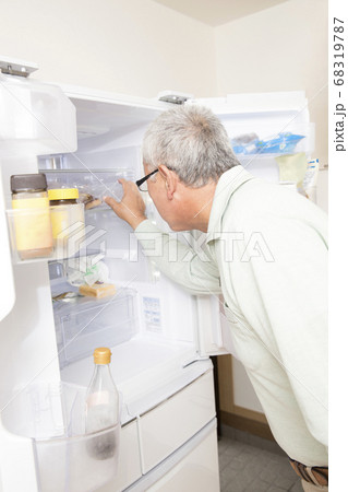 冷蔵庫を開けるシニア男性 冷蔵庫を開けるシニア男性 68319787