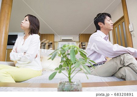 ケンカするミドル夫婦 68320891