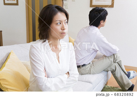 ケンカするミドル夫婦 68320892