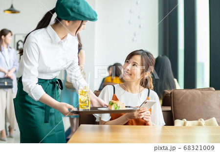 カフェの店員と若い女性 カフェの店員と若い女性 68321009