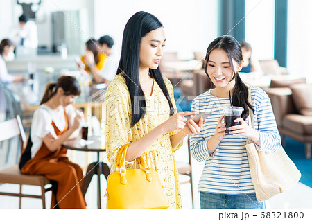 カフェでスマホを見る若い女性 68321800