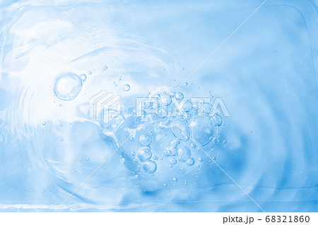 水の泡・水面・水中・水の素材。健康や医療、環境やライフスタイル、飲料のイメージ。 水の泡・水面・水中・水の素材。健康や医療、環境やライフスタイル、飲料のイメージ。 68321860