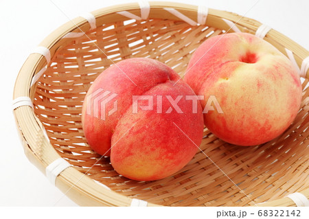 竹ざるに入った桃 竹ざるに入った桃 68322142