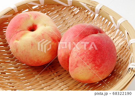 竹ざるに入った桃 68322190