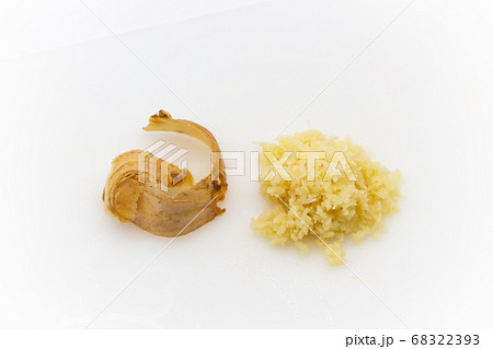 生姜の皮とみじん切りにした生姜 生姜の皮とみじん切りにした生姜 68322393