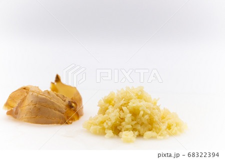 生姜の皮とみじん切りにした生姜 生姜の皮とみじん切りにした生姜 68322394