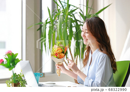 オンライン_フラワーアレンジメント_完成品を講師に見せる女性 オンライン_フラワーアレンジメント_完成品を講師に見せる女性 68322990