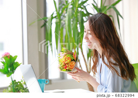 オンラインフラワーアレンジメント_完成品を講師に見てもらう女性 オンラインフラワーアレンジメント_完成品を講師に見てもらう女性 68322994