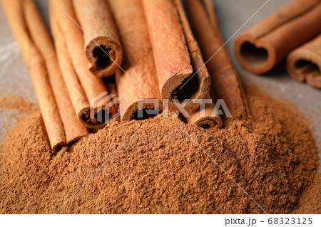 Cinnamon sticks and powder on grey background, Cinnamon sticks and powder on grey background, 68323125
